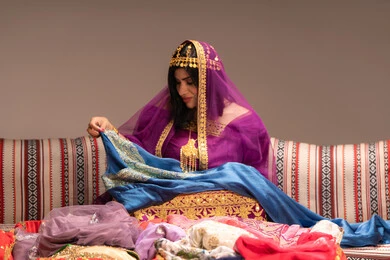 العادات و التقاليد الخليجية في الزواج ، عرض فستان بلون صيفي مناسب لحفلات الزفاف، احتفالات ومناسبات سعيدة، عروس عربية خليجية اماراتية ترتدي الزي الشعبي التقليدي تقوم باستعراض التحضيرات والتجهيزات للزفاف بإيماءات السعادة والفرح، الاحتفال بليلة العمر