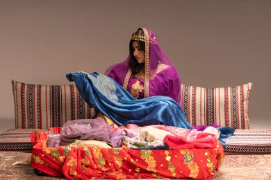 الاحتفال بليلة العمر ، العادات و التقاليد الخليجية في الزواج ، عرض فستان بلون صيفي مناسب لحفلات الزفاف، احتفالات ومناسبات سعيدة، عروس عربية خليجية اماراتية ترتدي الزي الشعبي التقليدي تقوم باستعراض التحضيرات والتجهيزات للزفاف بإيماءات السعادة والفرح