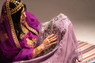 التقاليد في التقدم لطلب يد الفتاة، عرض فستان بلون صيفي مناسب لحفلات الزفاف، احتفالات ومناسبات سعيدة، عروس عربية خليجية اماراتية ترتدي الزي الشعبي التقليدي تقوم باستعراض التحضيرات والتجهيزات للزفاف بإيماءات السعادة والفرح، الاحتفال بليلة العمر