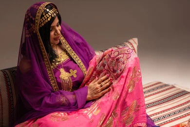 التقاليد في التقدم لطلب يد الفتاة، عرض فستان بلون صيفي مناسب لحفلات الزفاف، احتفالات ومناسبات سعيدة، عروس عربية خليجية اماراتية ترتدي الزي الشعبي التقليدي تقوم باستعراض التحضيرات والتجهيزات للزفاف بإيماءات السعادة والفرح، الاحتفال بليلة العمر