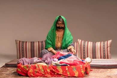 استعراض التحضيرات والتجهيزات للزفاف ، عرض تفاصيل ازياء المناسبات السعيدة ،التزين بالحلي و المجوهرات الذهبية ،الاحتفال بليلة العمر ، العادات و التقاليد الخليجية في الزواج ، عروس عربية خليجية اماراتية ترتدي البرقع والشيلة و الثوب التقليدي