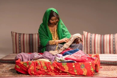 استعراض التحضيرات والتجهيزات للزفاف ، عرض تفاصيل ازياء المناسبات السعيدة ،التزين بالحلي و المجوهرات الذهبية ،الاحتفال بليلة العمر ، العادات و التقاليد الخليجية في الزواج ، عروس عربية خليجية اماراتية ترتدي البرقع والشيلة و الثوب التقليدي