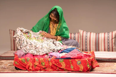 استعراض التحضيرات والتجهيزات للزفاف ، عرض تفاصيل ازياء المناسبات السعيدة ،التزين بالحلي و المجوهرات الذهبية ،الاحتفال بليلة العمر ، العادات و التقاليد الخليجية في الزواج ، عروس عربية خليجية اماراتية ترتدي البرقع والشيلة و الثوب التقليدي