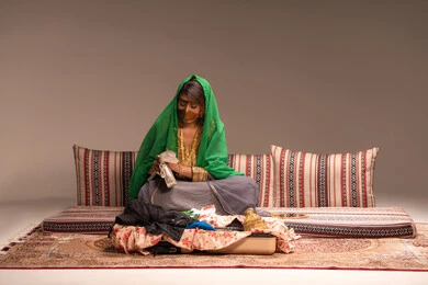 حمل حقية فضية بحزام طويل، مفهوم التزيين والإطلالة المتألقة، التزين بالحلي و المجوهرات الذهبية ، استخدام مساحيق التجميل لإبراز الجمال، عروس عربية خليجية اماراتية ترتدي الزي التقليدي الشعبي تقوم باستعراض التحضيرات والتجهيزات للزفاف، الاستعداد للاحتفال بليلة العمر