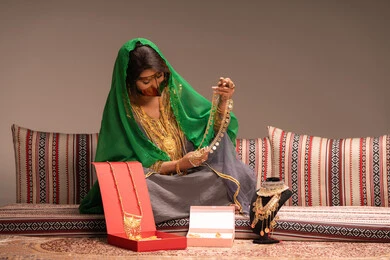 شبكة وصيغة زفاف ذهبية، مفهوم التزيين والإطلالة المتألقة، التزين بالحلي و المجوهرات الذهبية ، استخدام مساحيق التجميل لإبراز الجمال، عروس عربية خليجية اماراتية ترتدي الزي التقليدي الشعبي تقوم باستعراض التحضيرات والتجهيزات للزفاف،، الاستعداد للاحتفال بليلة العمر