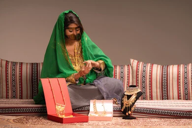 نقوش وتفاصيل الصيغة الذهبية، مفهوم التزيين والإطلالة المتألقة، التزين بالحلي و المجوهرات الذهبية ، استخدام مساحيق التجميل لإبراز الجمال، عروس عربية خليجية اماراتية ترتدي الزي التقليدي الشعبيتقوم باستعراض التحضيرات والتجهيزات للزفاف،، الاستعداد للاحتفال بليلة العمر