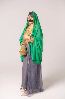 مفهوم التزين والاطلالة المتألقة، الاحتفال بليلة العمر، استعراض مراسم التحضيرات والتجهيزات للزفاف، الأفراح والمناسبات السعيدة، بورتريه لعروس عربية خليجية اماراتية ترتدي الثوب والبرقع والنشل تمسك بيدها مبخرة تقليدية ذهبية،التطيب بالبخور والعود، طول الجسم بالكامل، خلفية بيضاء