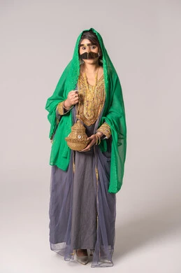 الأفراح والمناسبات السعيدة، مفهوم التزين والاطلالة المتألقة، الاحتفال بليلة العمر، استعراض مراسم التحضيرات والتجهيزات للزفاف،  بورتريه لعروس عربية خليجية اماراتية ترتدي الثوب والبرقع والنشل تمسك بيدها مبخرة تقليدية ذهبية،التطيب بالبخور والعود، طول الجسم بالكامل، خلفية بيضاء