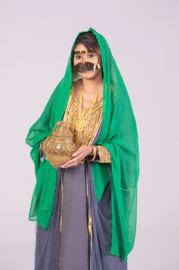 الاحتفال بليلة العمر، استعراض مراسم التحضيرات والتجهيزات للزفاف، مفهوم التزين والاطلالة المتألقة، الأفراح والمناسبات السعيدة، بورتريه لعروس عربية خليجية اماراتية ترتدي الثوب والبرقع والنشل تمسك بيدها مبخرة تقليدية ذهبية،التطيب بالبخور والعود، خلفية بيضاء