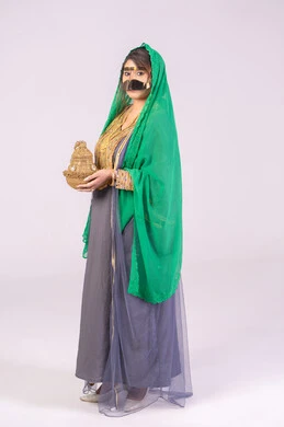 الأفراح والمناسبات السعيدة، مفهوم التزين والاطلالة المتألقة، الاحتفال بليلة العمر، استعراض مراسم التحضيرات والتجهيزات للزفاف،  بورتريه لعروس عربية خليجية اماراتية ترتدي الثوب والبرقع والنشل تمسك بيدها مبخرة تقليدية ذهبية،التطيب بالبخور والعود، طول الجسم بالكامل، خلفية بيضاء