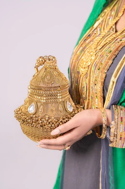 التطيب بالبخور والعود، الأفراح والمناسبات السعيدة، مفهوم التزين والاطلالة المتألقة، الاحتفال بليلة العمر، استعراض مراسم التحضيرات والتجهيزات للزفاف،  بورتريه لعروس عربية خليجية اماراتية ترتدي الثوب و الشيلة تمسك بيدها مبخرة تقليدية ذهبية، خلفية بيضاء