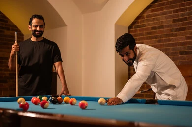 أنشطه وهوايات شبابيه, طاولة بلياردو (السنوكر), مجموعه من الشباب العرب السعوديون الخليجيون يرتدون ملابس كاجوال والزي التقليدي, يلعبون لعبة البلياردو, مقهى البلياردو, لاعبين محترفين, منافسات وتحديات, متعه وترفيه, صاله رياضيه شبابيه