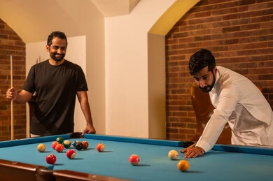 مقهى البلياردو, أنشطه وهوايات شبابيه, طاولة بلياردو (السنوكر), مجموعه من الشباب العرب السعوديون الخليجيون يرتدون ملابس كاجوال والزي التقليدي, يلعبون لعبة البلياردو, لاعبين محترفين, منافسات وتحديات, متعه وترفيه, صاله رياضيه شبابيه