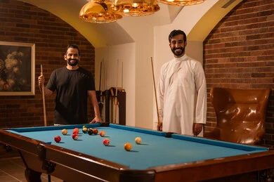 النظر للكاميرا بنظرات السرورو، مقهى البلياردو, أنشطه وهوايات شبابيه, طاولة بلياردو (السنوكر), مجموعه من الشباب العرب السعوديون الخليجيون يرتدون ملابس كاجوال والزي التقليدي, يلعبون لعبة البلياردو, لاعبين محترفين, منافسات وتحديات, متعه وترفيه, صاله رياضيه شبابيه