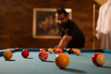 أوقات الفراغ معا، منافسات وتحديات, لاعبين محترفين, حوار ومناقشة بين الأصدقاء، مقهى البلياردو, أنشطه وهوايات شبابيه, طاولة بلياردو (السنوكر), مجموعه من الشباب العرب السعوديون الخليجيون يرتدون ملابس كاجوال والزي التقليدي, يلعبون لعبة البلياردو، صاله رياضيه شبابيه