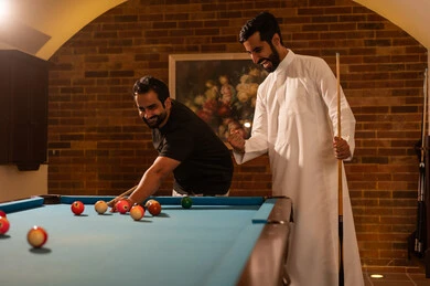 قضاء الوقت الممتع,  لاعبين محترفين, حوار ومناقشة بين الأصدقاء، مقهى البلياردو, أنشطه وهوايات شبابيه, طاولة بلياردو (السنوكر), مجموعه من الشباب العرب السعوديون الخليجيون يرتدون ملابس كاجوال والزي التقليدي, يلعبون لعبة البلياردو، صاله رياضيه شبابيه