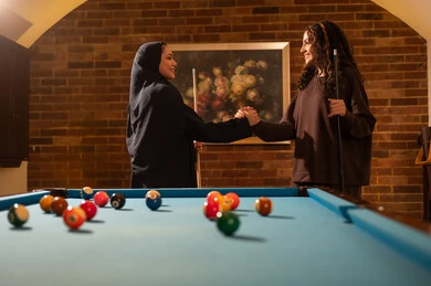 التكاتف والتعاضد اثناء اللعب، لاعبين محترفين, حوار ومناقشة بين الأصدقاء، مقهى البلياردو, أنشطه وهوايات شبابيه, طاولة بلياردو (السنوكر), مجموعه من السيدات العرب السعوديون الخليجيون يرتدون العباءة واحدهم ترتدي الحجاب, يلعبون لعبة البلياردو، صاله رياضيه شبابيه