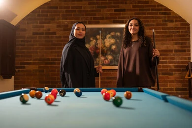 ايماءات السرور والسعادة، لاعبين محترفين, حوار ومناقشة بين الأصدقاء، مقهى البلياردو, أنشطه وهوايات شبابيه, طاولة بلياردو (السنوكر), مجموعه من السيدات العرب السعوديون الخليجيون يرتدون العباءة واحدهم ترتدي الحجاب, يلعبون لعبة البلياردو، صاله رياضيه شبابيه