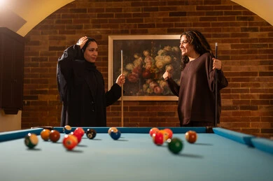 تعابير الخسارة والاسف، لاعبين محترفين, حوار ومناقشة بين الأصدقاء، مقهى البلياردو, أنشطه وهوايات شبابيه, طاولة بلياردو (السنوكر), مجموعه من السيدات العرب السعوديون الخليجيون يرتدون العباءة واحدهم ترتدي الحجاب, يلعبون لعبة البلياردو، صاله رياضيه شبابيه