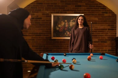 مهارة اللعب الذكي بين الاصدقاء، لاعبين محترفين, حوار ومناقشة بين الأصدقاء، مقهى البلياردو, أنشطه وهوايات شبابيه, طاولة بلياردو (السنوكر), مجموعه من السيدات العرب السعوديون الخليجيون يرتدون العباءة واحدهم ترتدي الحجاب, يلعبون لعبة البلياردو، صاله رياضيه شبابيه