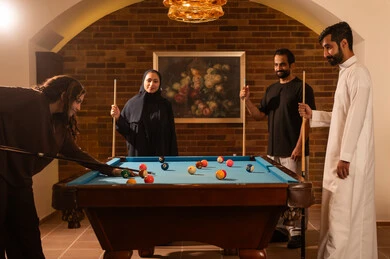 مجموعه من الأصدقاء العرب السعوديون الخليجيون يرتدون ملابس كاجوال وزي تقليدي, يلعبون لعبة البلياردو, صالة البلياردو, طاولة بلياردو (السنوكر), أنشطه وهوايات شبابيه, مقهى البلياردو, لاعبين محترفين, منافسات وتحديات, متعه وترفيه, صاله رياضيه شبابيه