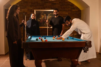 قضاء الأوقات الممتعة مع الأصحاب, مجموعه من الأصدقاء العرب السعوديون الخليجيون يرتدون ملابس كاجوال وزي تقليدي, يلعبون لعبة البلياردو, صالة البلياردو, طاولة بلياردو (السنوكر), أنشطه وهوايات شبابيه, مقهى البلياردو, لاعبين محترفين, منافسات وتحديات, متعه وترفيه