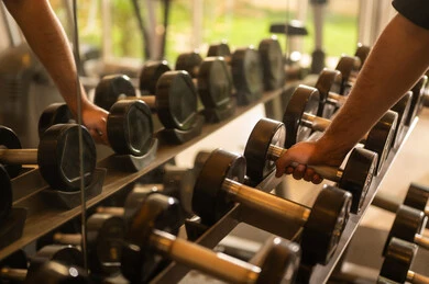 رفع الأثقال، ادوات تقوية عضلات الجسم وبنائها، رجل سعودي يمارس أنشطة لتقوية العضلات، الاهتمام بالصحة واللياقة الجسدية، إيماءات القوة والثقة، رياضة كمال الأجسام، أسلوب حياة صحي، شاب عربي خليجي سعودي يرتدي الزي الرياضي يقوم بممارسة تمارين رفع الأوزان