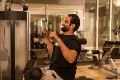 ادوات تقوية عضلات الجسم وبنائها، رجل سعودي يمارس أنشطة لتقوية العضلات، الاهتمام بالصحة واللياقة الجسدية، إيماءات القوة والثقة، رياضة كمال الأجسام، أسلوب حياة صحي، شاب عربي خليجي سعودي يرتدي الزي الرياضي يقوم بممارسة تمارين رفع الأوزان