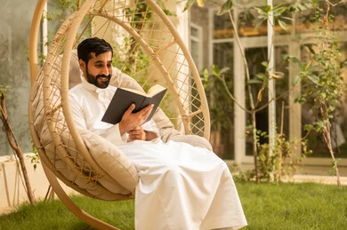 مفهوم التعلم والتثقف الذاتي، رجل عربي خليجي سعودي يرتدي الثوب التقليدي يجلس في الهواء الطلق يقوم بقراءة كتاب، قضاء وقت ممتع مع النفس، تنمية الذخيرة اللغوية مفهوم التعلم والتثقف الذاتي، رجل عربي خليجي سعودي يرتدي الثوب التقليدي يجلس في الهواء الطلق يقوم بقراءة كتاب، قضاء وقت ممتع مع النفس، تنمية الذخيرة اللغوية