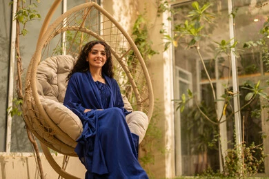 الخلوة مع النفس في الاماكن الهادئة لتهدئة الاعصاب، ايماءات السعادة والسرور، شابة عربية خليجية سعودية ترتدي عباءة تجلس على الارجوحة في الحديقة، قضاء وقت ممتع في الهواء الطلق في احدى الشاليهات السياحية في المملكة العربية السعودية الخلوة مع النفس في الاماكن الهادئة لتهدئة الاعصاب، ايماءات السعادة والسرور، شابة عربية خليجية سعودية ترتدي عباءة تجلس على الارجوحة في الحديقة، قضاء وقت ممتع في الهواء الطلق في احدى الشاليهات السياحية في المملكة العربية السعودية