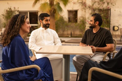 زيارات الأهل والأقارب، قضاء أوقات عائلية ممتعة في الهواء الطلق، منتجعات وشاليهات ترفيهية في المملكة، عائلة عربية خليجية سعودية تقضي أوقات ممتعة في إحدى الشاليهات السياحية، فعاليات ترفيهية عائلية، عطلة صيفية ممتعة