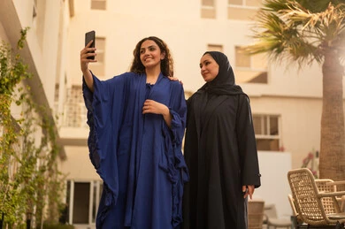 قضاء وقت ممتع مع الأصدقاء، امرأتين عربيتين خليجيتين سعوديتين تقفان في الحديقة  ، التقاط صور سيلفي تذكارية ، تطوير العلاقات الإجتماعية، تعابير السعادة والسرور بلمة الرفاق