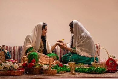 مهن وأزياء تقليدية شعبية نسائية، التجمل بالمظهر الشعبي الأصيل، مظاهر الاحتفال بالأعراس على النهج التراثي، زخارف وفنون يدويه من مواد طبيعيه، امراة عربية خليجية إماراتية تقوم برسم و نقش الحنة على يد العروس