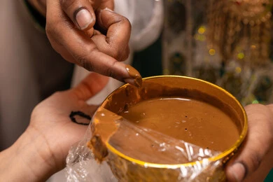 تقاليد شعبية في الاحتفالات والأعراس، التجمل بالمظهر الشعبي الأصيل، زخارف وفنون يدويه من مواد طبيعيه، صورة مقربة ليد إمرأة عربية خليجية إماراتية تقوم برسم و نقش الحنة على يد العروس ، مهن وأزياء تقليدية شعبية نسائية تقاليد شعبية في الاحتفالات والأعراس، التجمل بالمظهر الشعبي الأصيل، زخارف وفنون يدويه من مواد طبيعيه، صورة مقربة ليد إمرأة عربية خليجية إماراتية تقوم برسم و نقش الحنة على يد العروس ، مهن وأزياء تقليدية شعبية نسائية