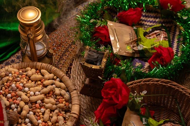 تصوير مقرب لسلة تحتوي على مكسرات، تجهيزات الزواج الإماراتي التقليدي، تقديم المكسرات ضمن طقوس الاحتفال بالمناسبات السعيدة، عناصر تراثية وزينة شعبية