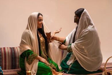 روائح فاخرة تعبر عن الأصالة، أصالة العادات والتقاليد الخليجية، الاحتفال بالمناسبات والأفراح السعيدة, امراة عربية خليجية اماراتية ترتدي الزي الشعبي تحمل بيدها حامل البخور( المبخرة ) تقوم بتبخير العروس، مراسم الأعراس والزواج