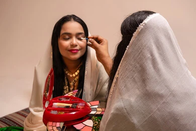 ايماءات السعادة والفرح، العناية بالجمال و الانوثة، مفهوم التزين والاطلالة المتألقة، الاحتفال بليلة العمر، منتجات ومساحيق التجميل, مناسبات وأفراح واحتفالات سعيدة، سيدة عربية خليجية اماراتية تقوم بوضع المكياج للعروسة، ارتداء الازياء التقليدية