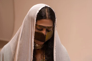 ارتداء الازياء الشعبيه  الاماراتيه في المناسبات والافراح،  صورة مقربه لعروس عربيه خليجيه اماراتيه ترتدي البرقع وحجاب ابيض تنظر الى شيء ما ، الاستعداد لليلة العمر