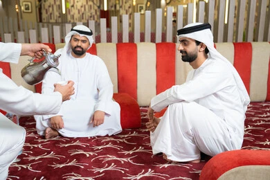 الكرم والضيافة عند العرب، إيماءات البشاشة والترحيب،صب القهوة من الدلة النحاسية، مجموعة اصدقاء عرب خليجيون اماراتيون يرتدون الكندورة والغترة فى رحلة تخييم برية، كشتة بر عربية شعبية، قضاء أوقات ممتعة مع الأصدقاء الكرم والضيافة عند العرب، إيماءات البشاشة والترحيب،صب القهوة من الدلة النحاسية، مجموعة اصدقاء عرب خليجيون اماراتيون يرتدون الكندورة والغترة فى رحلة تخييم برية، كشتة بر عربية شعبية، قضاء أوقات ممتعة مع الأصدقاء