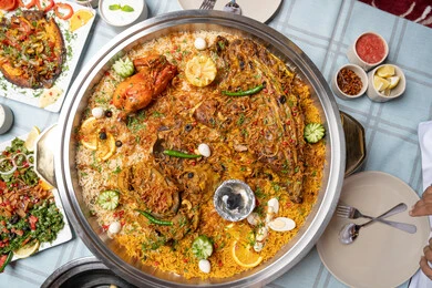 مشاركة الطعام بروح الود والتقارب ،صورة مقربه لسفرة مليئه بالمأكولات الشرقية اللذيذة ، مفهوم الكرم وحسن الاستقبال، قيم وعادات الضيافة العربية