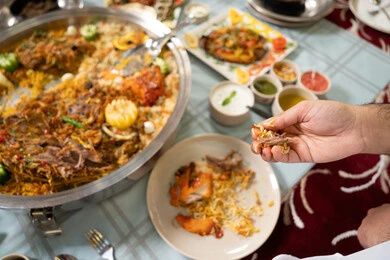 مشاركة الطعام بروح الود والتقارب ،صورة مقربه لسفرة مليئه بالمأكولات الشرقية اللذيذة ، مفهوم الكرم وحسن الاستقبال، قيم وعادات الضيافة العربية