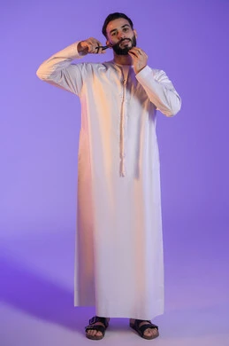 الاهتمام بالذقن و النظافة الشخصية, مركز تجميلي رجالي، مفهوم العناية و الاهتمام بالجمال والمظهر الخارجي، بورتريه لرجل عربي خليجي اماراتي يرتدي الكندورة الاماراتية و يمسك المقص, خلفية بنفسجية