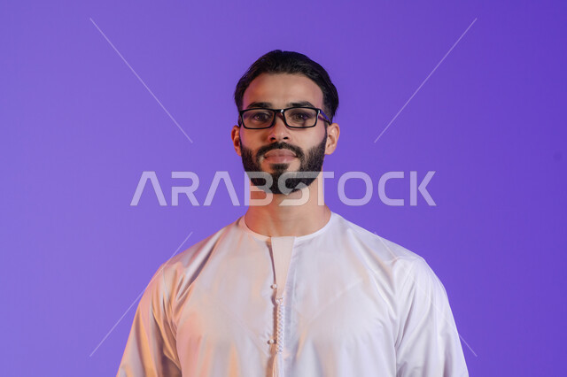 الشعور بالسعادة والفرح بوضوح الرؤية, استخدام النظارة الطبية لتصحيح البصر,  بورتريه لرجل عربي خليجي اماراتي يرتدي الكندورة الاماراتية و يضع على وجهه نظارة طبية, خلفية بنفسجية