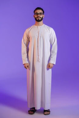 إيماءات السعادة و السرور بوضوح الصورة, الرؤية من خلال العدسات, محاولة تعديل البصر، بورتريه لرجل عربي خليجي اماراتي يرتدي الكندورة الاماراتية و يضع على وجهه نظارة طبية, خلفية بنفسجية