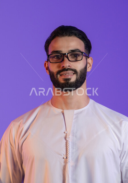 الرؤية من خلال العدسات, إيماءات السعادة و السرور بوضوح الصورة, محاولة تعديل البصر، بورتريه لرجل عربي خليجي اماراتي مبتسم يرتدي الكندورة الاماراتية و يضع على وجهه نظارة طبية, خلفية بنفسجية