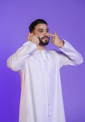 التخلص من الشوائب والدهون, إزالة الرؤوس السوداء بسهولة, منتجات تجميلية فعالة وتقنيات حديثة، وعي الرجل العربي بأهمية العناية الشخصية، بورتريه مقرب لرجل عربي خليجي اماراتي يرتدي الكندورة الاماراتية و يقوم بوضع ماسك على أنفه, خلفية بنفسجية