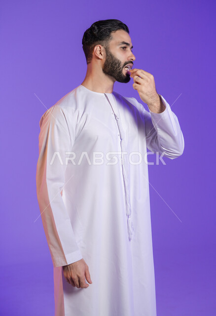 أداة عناية بالفم, الحفاظ على النظافة بخيط سني بلاستيكي, التأكد من نظافة الأسنان بعد تناول الطعام، المحافظة على ابتسامة ناصعة البياض، بورتريه لرجل عربي خليجي اماراتي يرتدي الكندورة الاماراتية و يقوم بتنظيف أسنانه,  خلفية بنفسجية