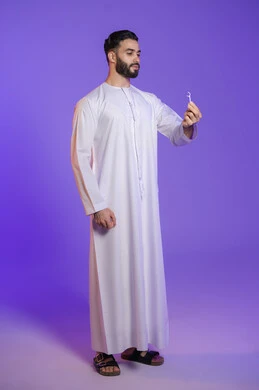 استخدام خيط سني مريح وسهل الاستخدام, التأكد من نظافة الأسنان بعد تناول الطعام، المحافظة على ابتسامة ناصعة البياض، بورتريه لرجل عربي خليجي اماراتي يرتدي الكندورة الاماراتية و ينظر للنكاشة البلاستيكية, خلفية بنفسجية