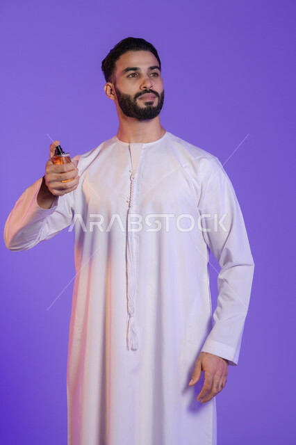 التسويق لمنتجات العطور, عطورات عربيه خليجيه, استخدام الزيوت العطرية الطبيعية, مفهوم الاناقة والاهتمام بالمظهر الخارجي, بورتريه لرجل عربي خليجي اماراتي يرتدي الكندورة الاماراتية و يمسك زجاجة عطر, خلفية بنفسجية