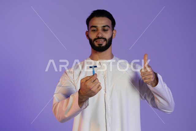 علامة التميز و الجودة, الحفاظ على الأناقة والنظافة الشخصية، العناية بالبشرة والاهتمام بالمظهر الخارجي، بورتريه لرجل عربي خليجي اماراتي يرتدي الكندورة الاماراتية يمسك شفرة حلاقة و يرفع اصبع الابهام باشارة اللايك, خلفية بنفسجية
